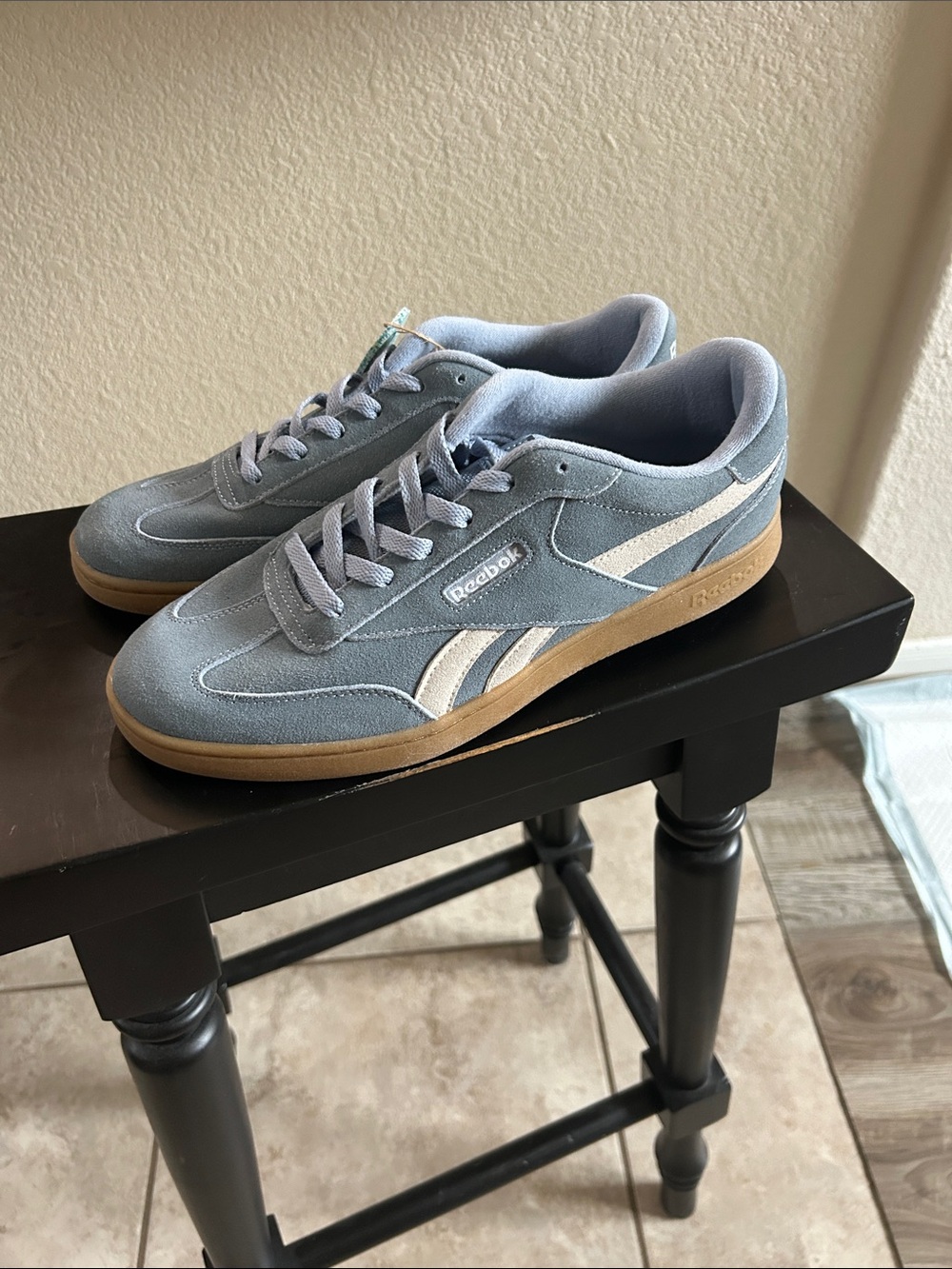 NWT Reebok Men’s Suede Sneakers in Light Blue with Cream Stripes 11